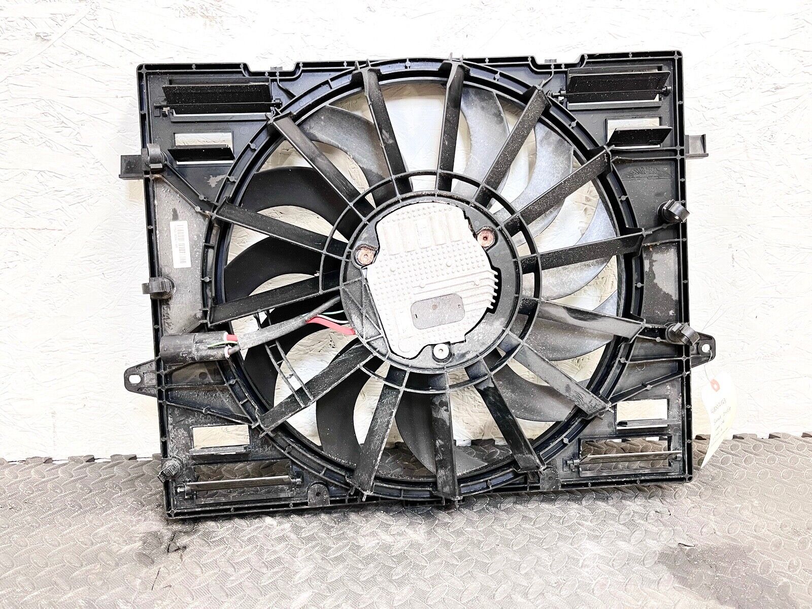 18-23 ASTON MARTIN DB11 ENGINE MOTOR RADIATOR COOLING FAN SHROUD ASSY OEM