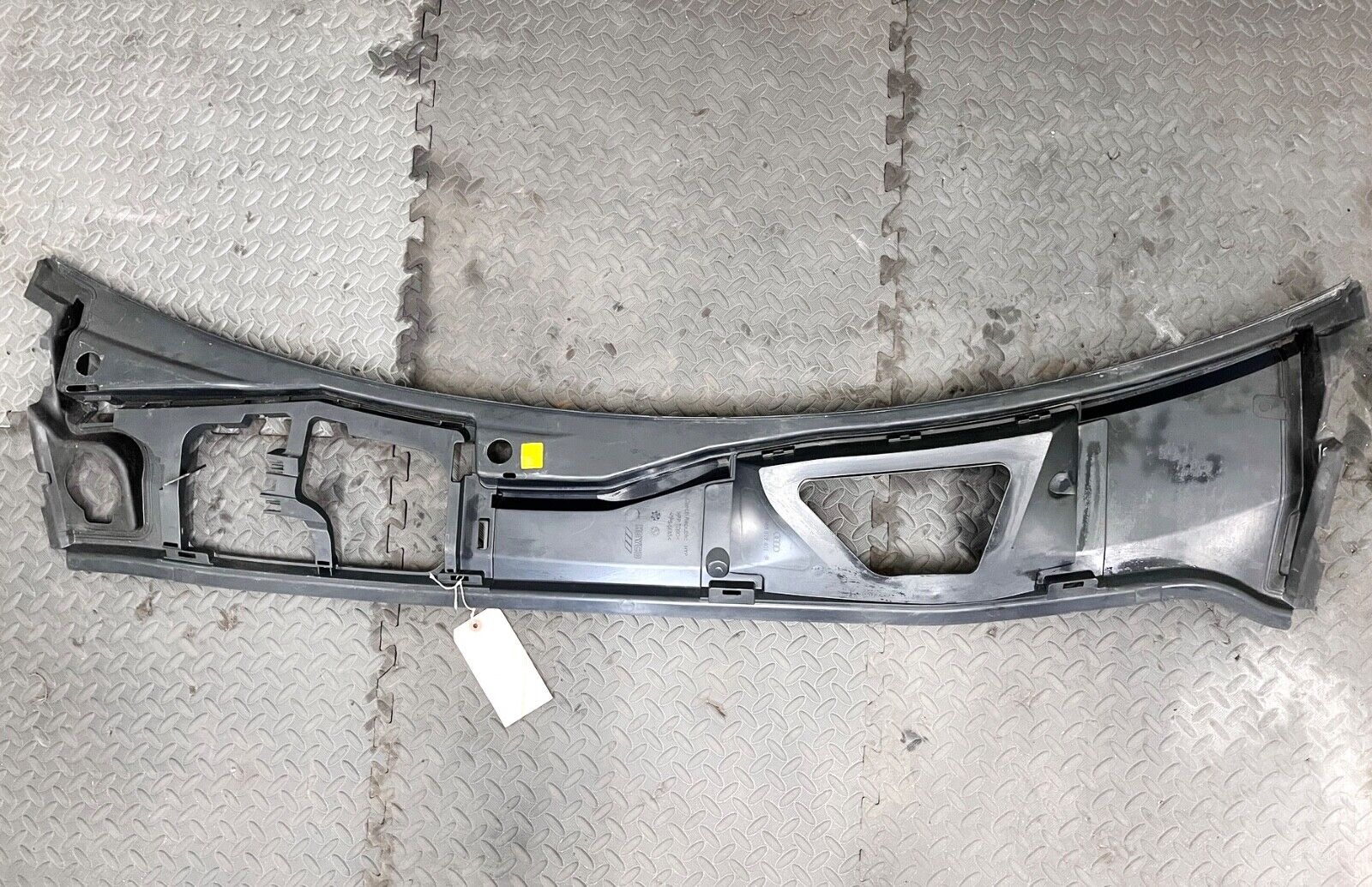 16-20 BENTLEY BENTAYGA WINDSHIELD WIPER COWL MOLDING COVER PANEL GRILLE TRIM OEM