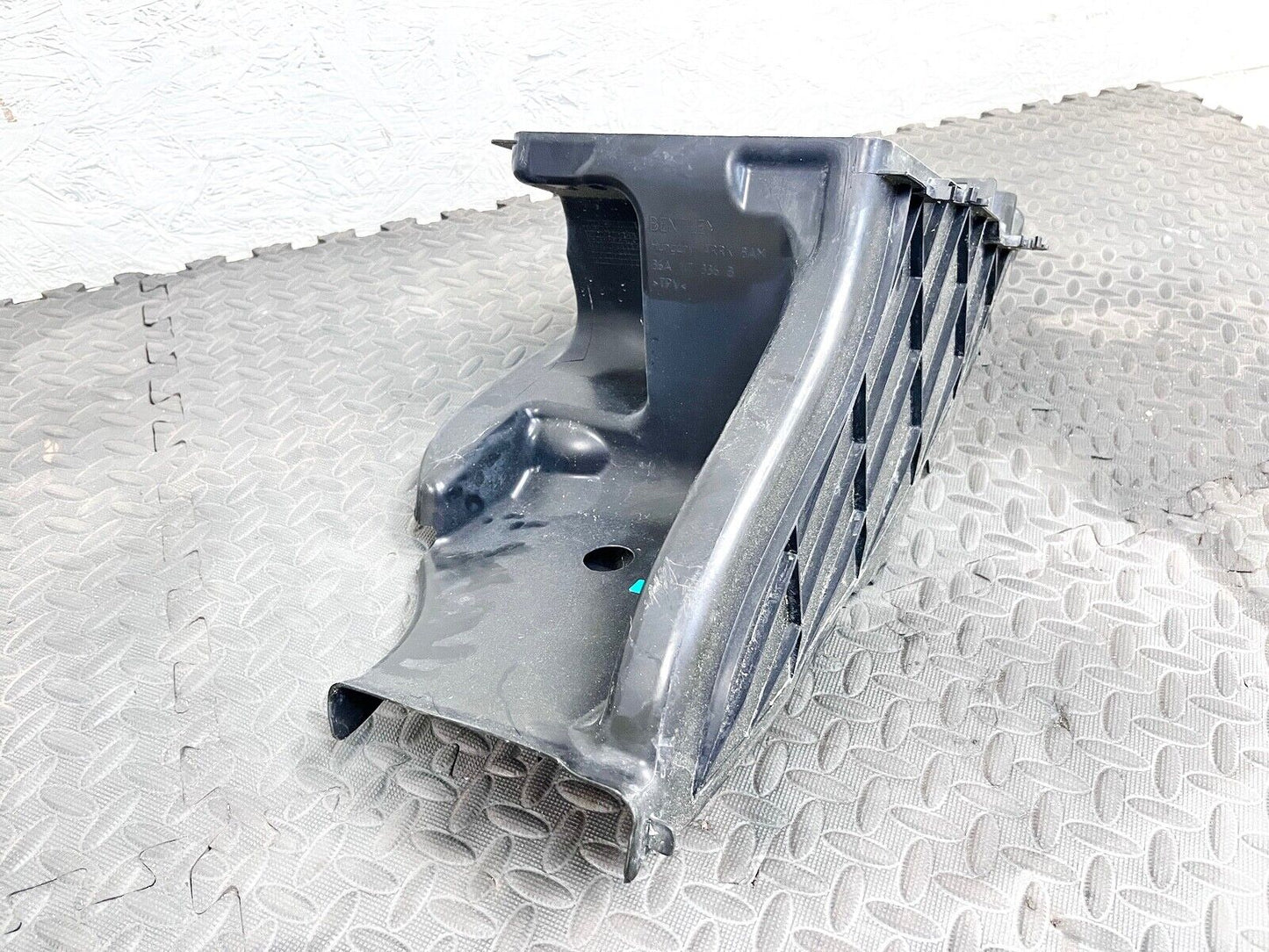 17-22 BENTLEY BENTAYGA AIR GUIDE FOR AIR CHARGE COOLER DUCT PANEL OEM