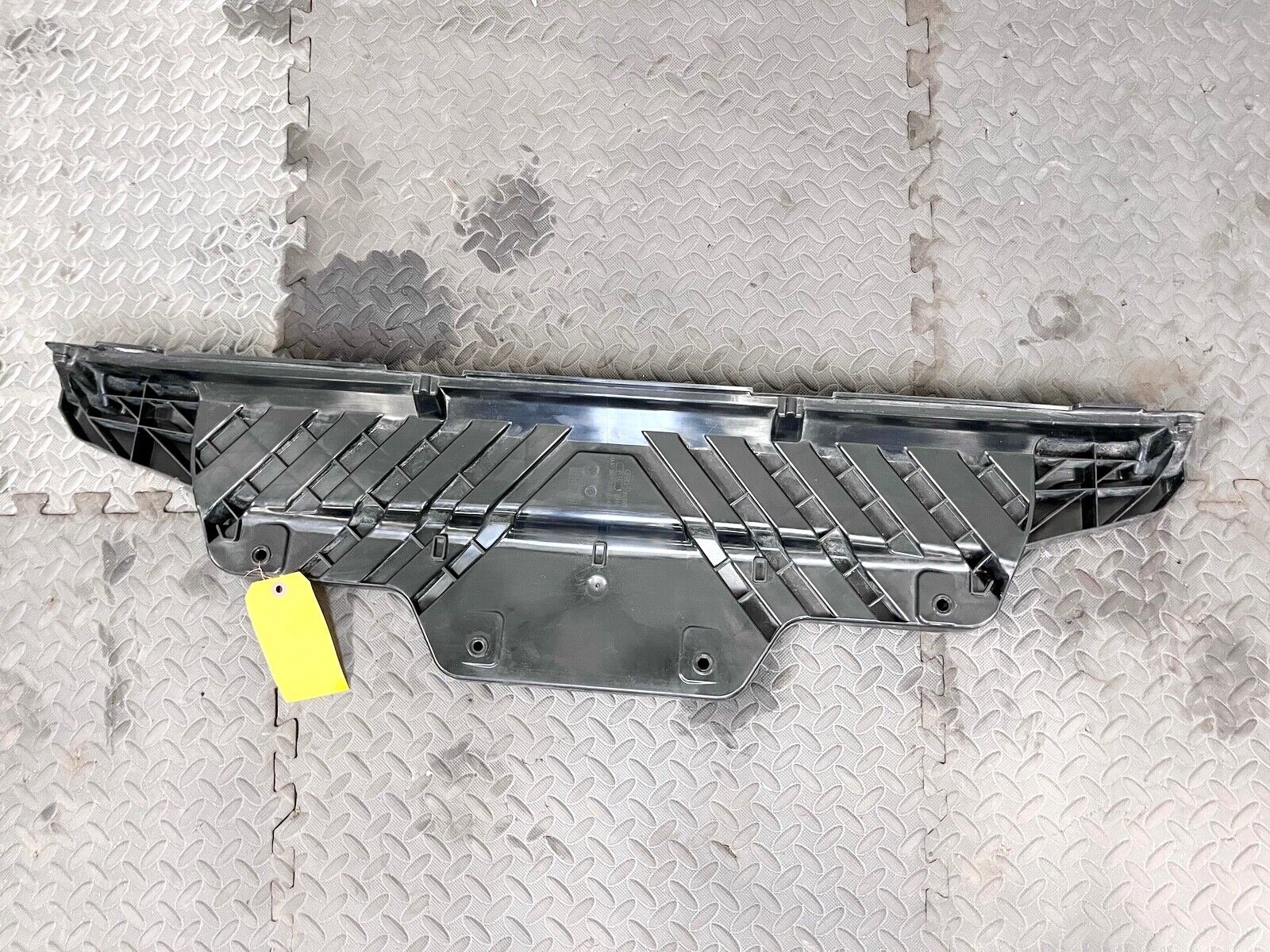 17-24 BENTLEY BENTAYGA AUDI Q7 REAR BUMPER CENTER LOWER BRACKET PANEL COVER OEM