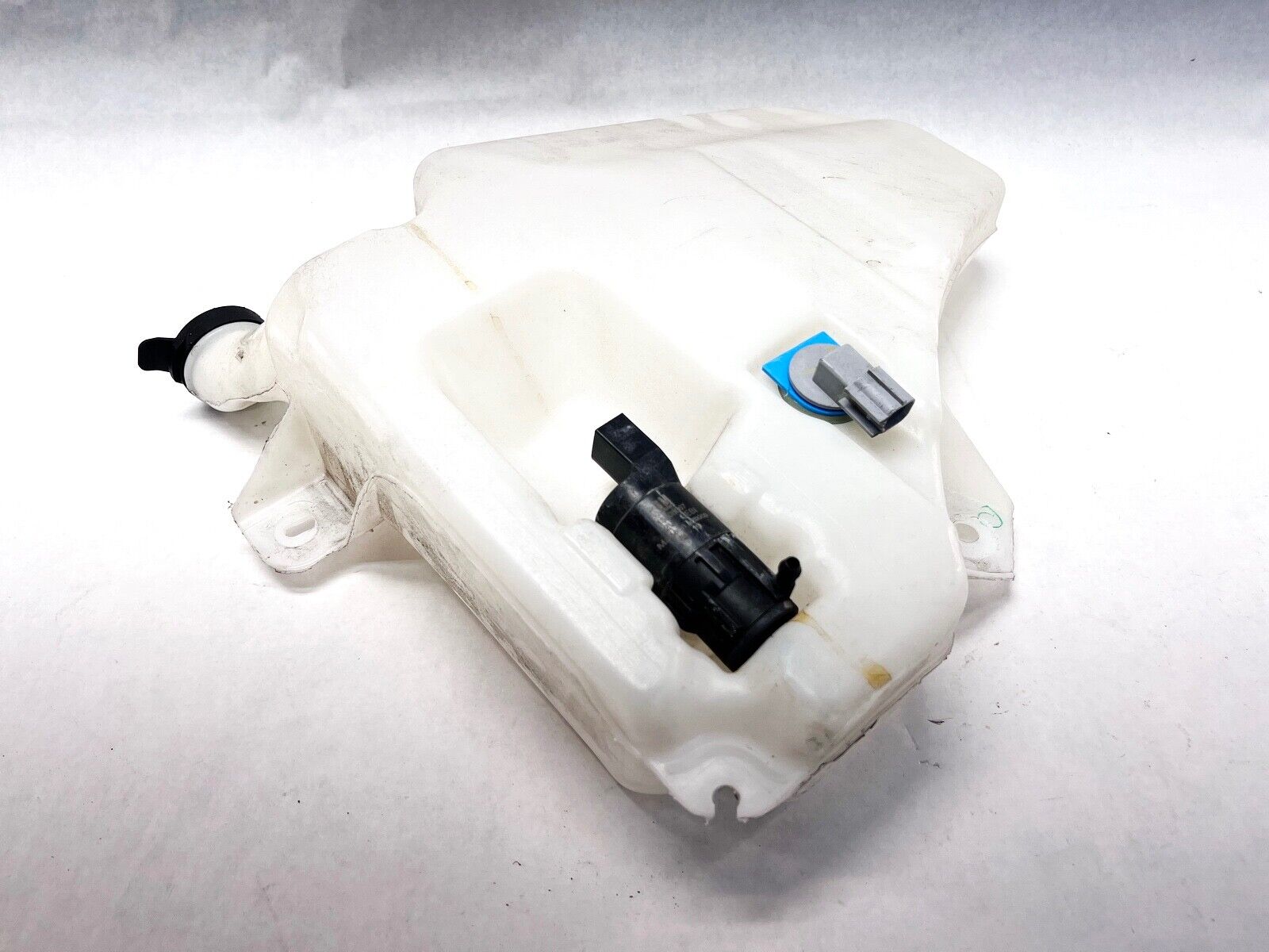 20-24 GMC SIERRA 2500 3500 HD WINDSHIELD WASHER FLUID RESERVOIR TANK OEM