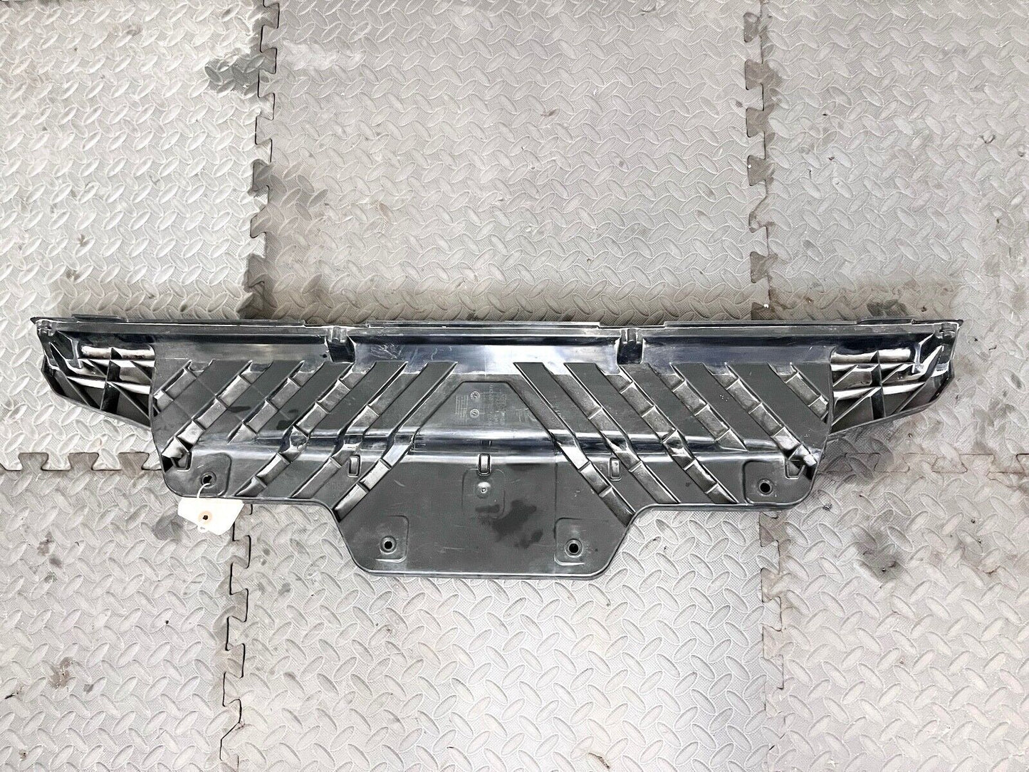 17-24 BENTLEY BENTAYGA AUDI Q7 REAR BUMPER CENTER LOWER BRACKET COVER PANEL OEM