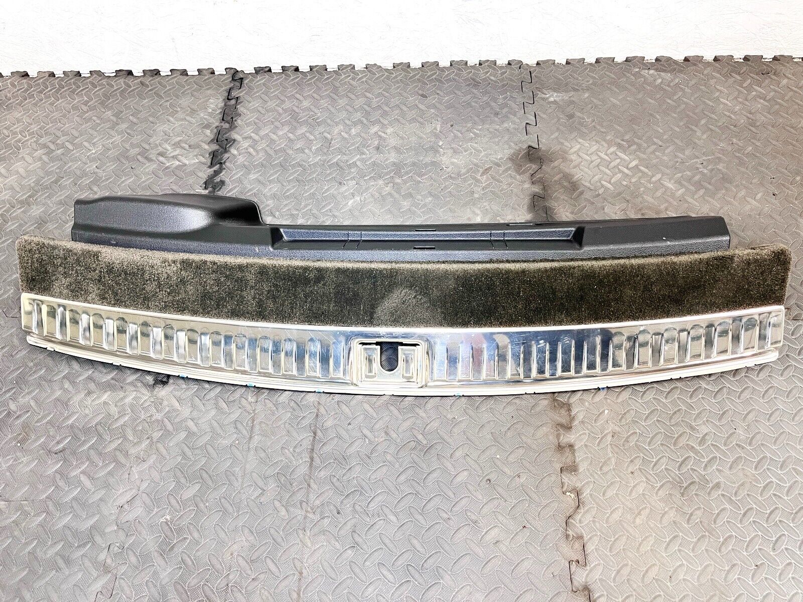 17-19 BENTLEY BENTAYGA AUDI Q7 REAR TRUNK SILL SCUFF PLATE TRIM COVER PANEL OEM