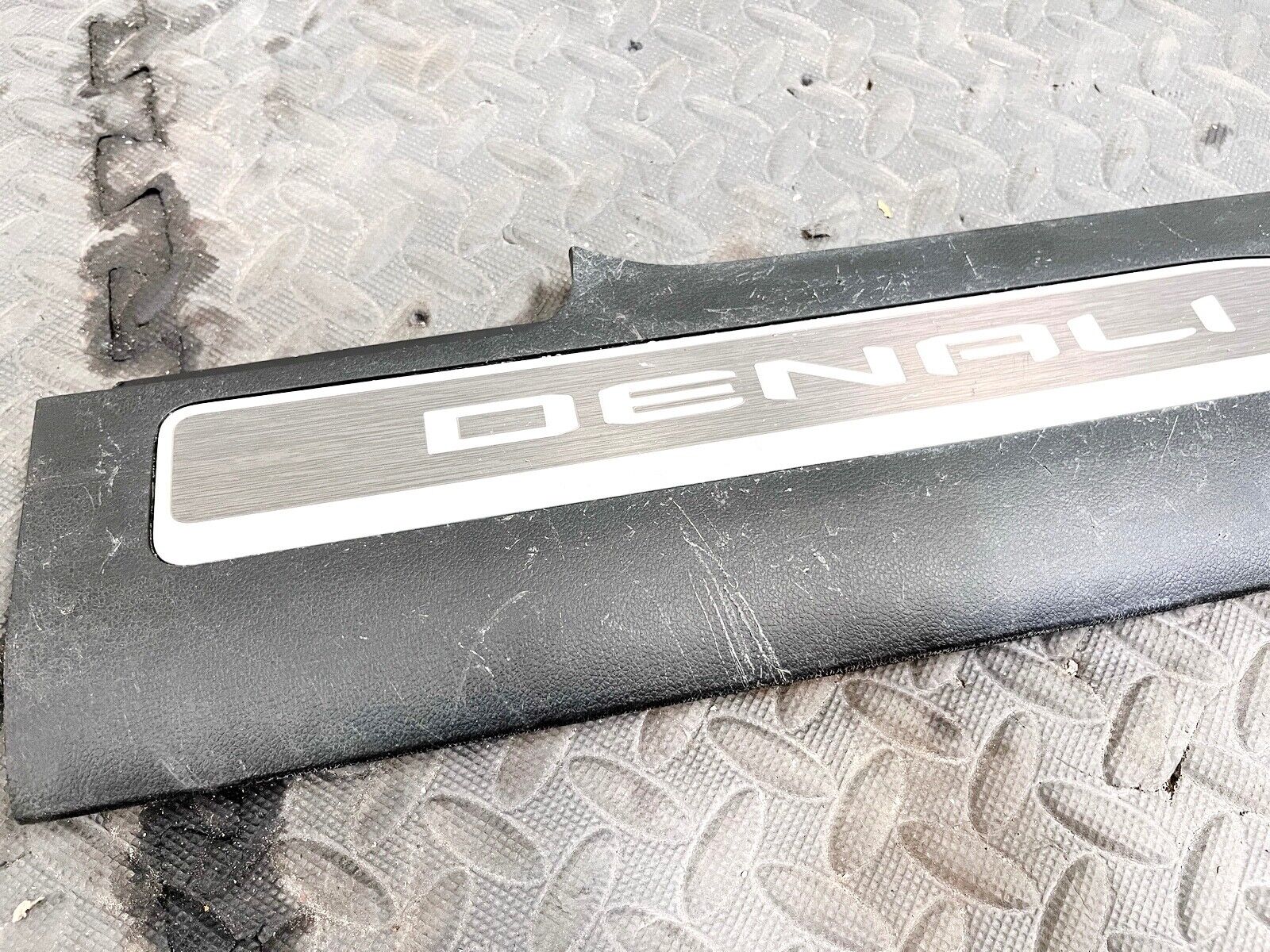 19-23 GMC SIERRA 2500 3500 FRONT RIGHT SIDE DOOR SILL SCUFF PLATE TRIM COVER OEM