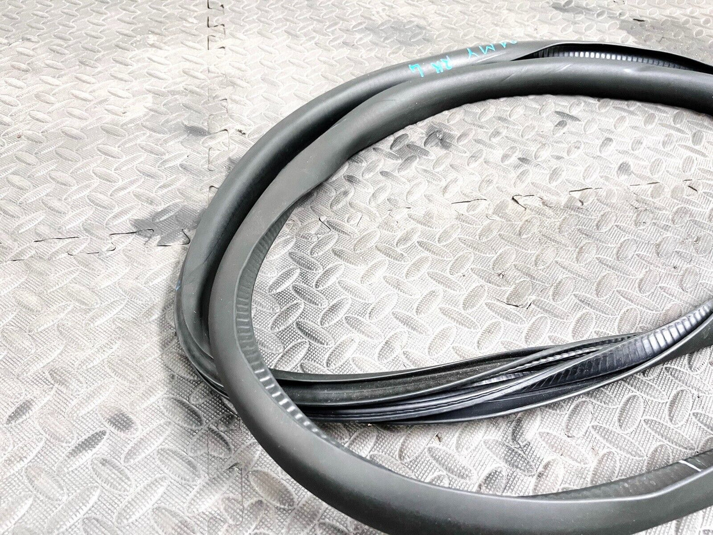 20-23 TESLA MODEL Y MY REAR LEFT LH SIDE DOOR RUBBER WEATHERSTRIP SEAL OEM