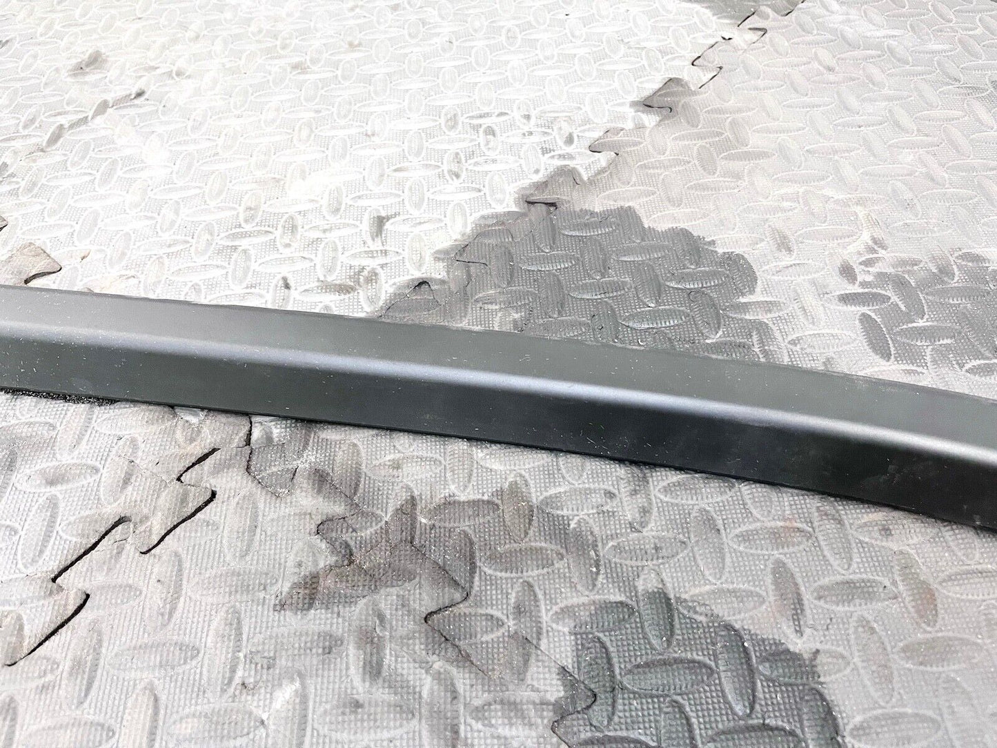 10-20 BENTLEY MULSANNE FRONT RIGHT PASS SIDE DOOR WINDOW FRAME TRIM COVER OEM