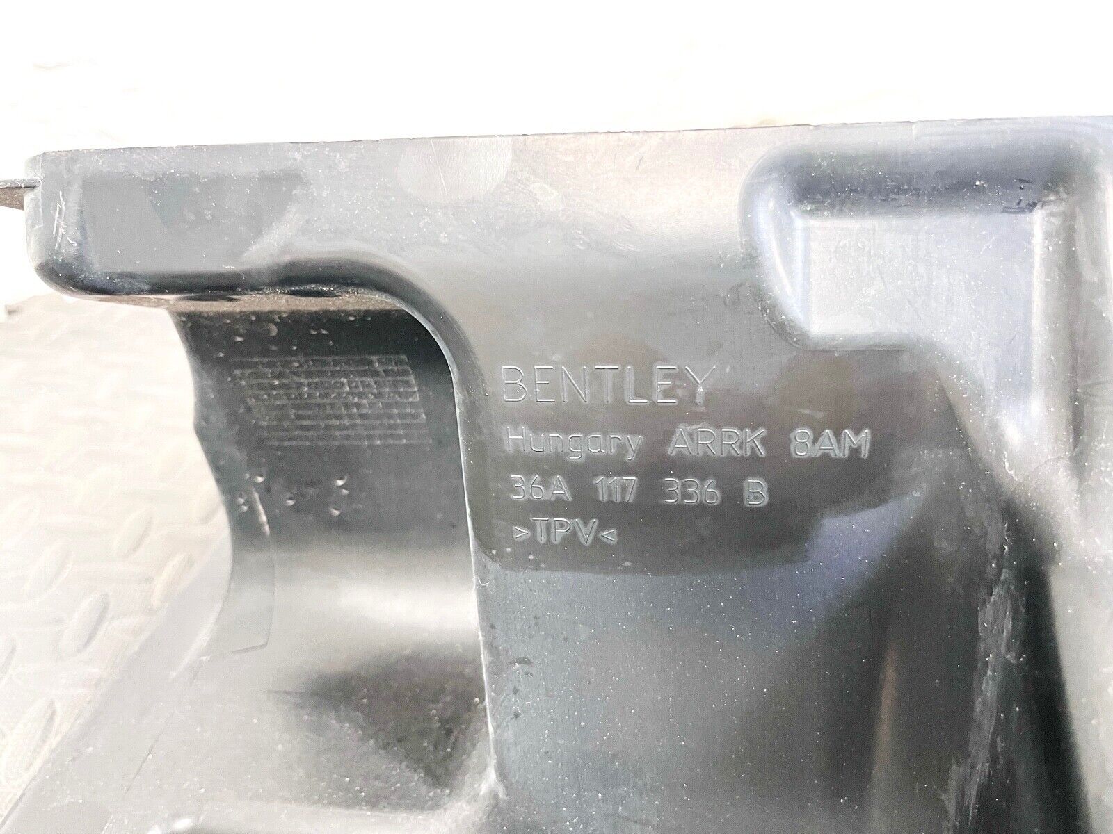 17-22 BENTLEY BENTAYGA AIR GUIDE FOR AIR CHARGE COOLER DUCT PANEL OEM