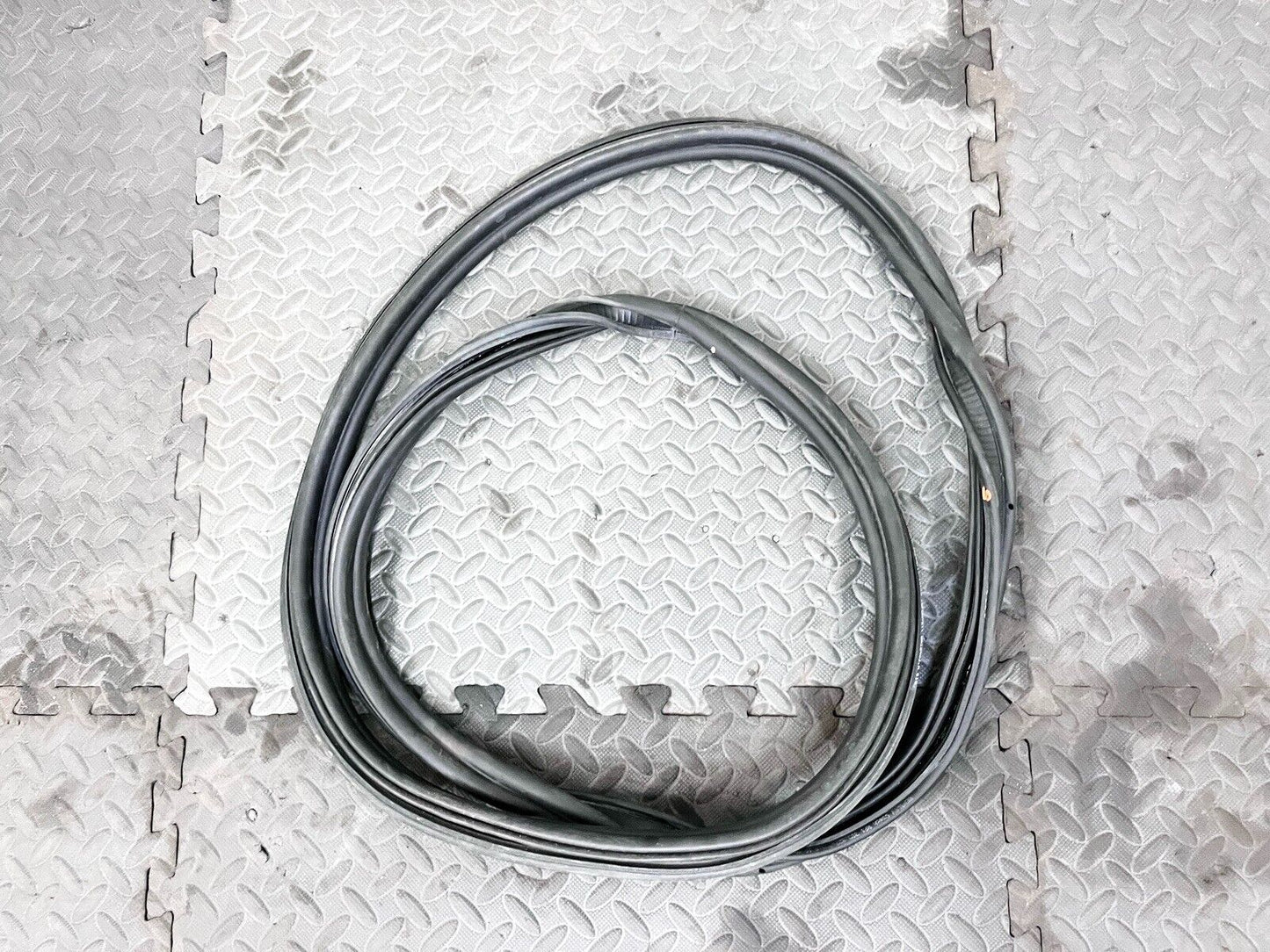 16-23 BENTLEY CONTINENTAL REAR TRUNK LID TAILGATE WEATHERSTRIP RUBBER SEAL OEM