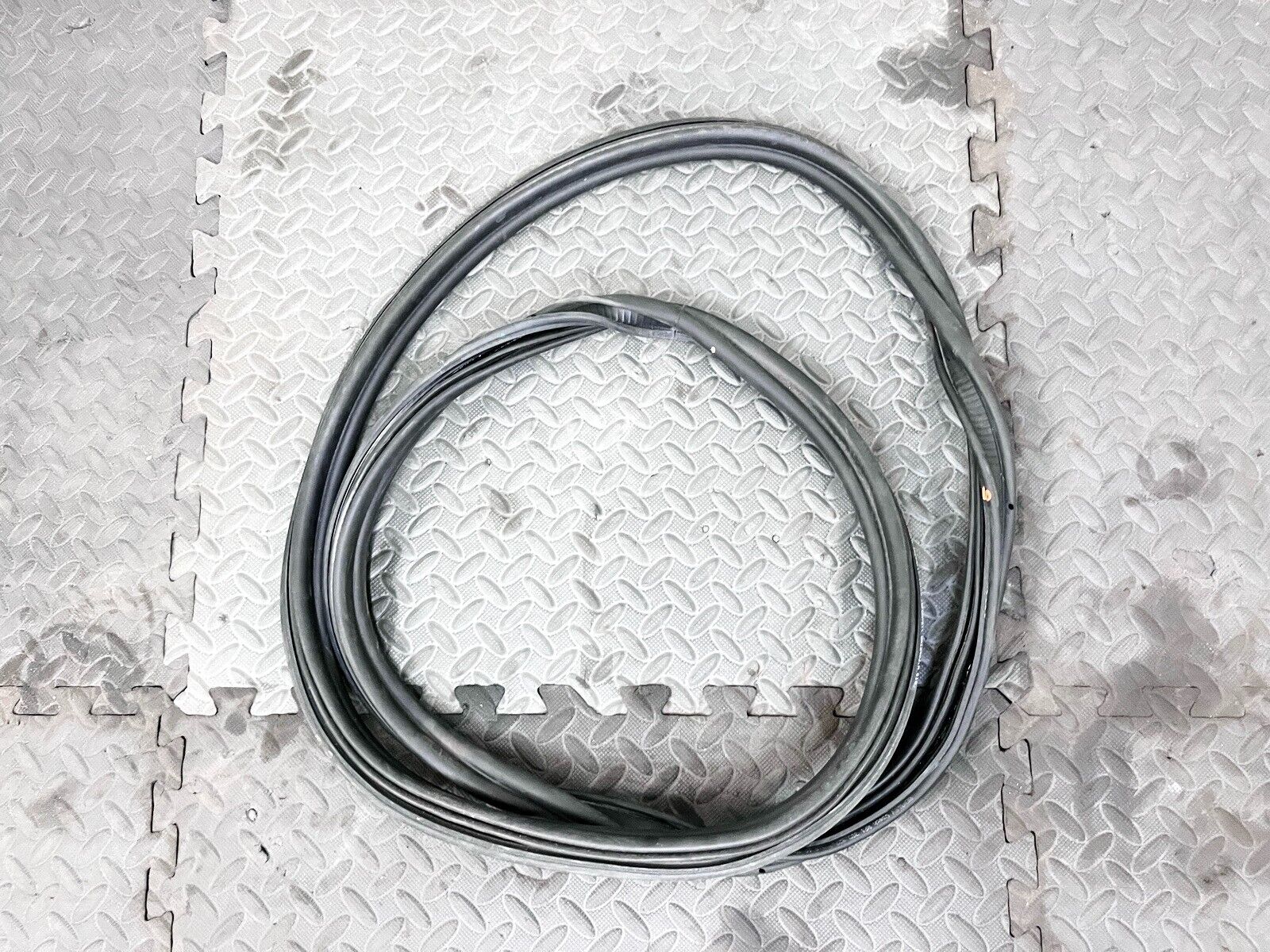 16-23 BENTLEY CONTINENTAL REAR TRUNK LID TAILGATE WEATHERSTRIP RUBBER SEAL OEM