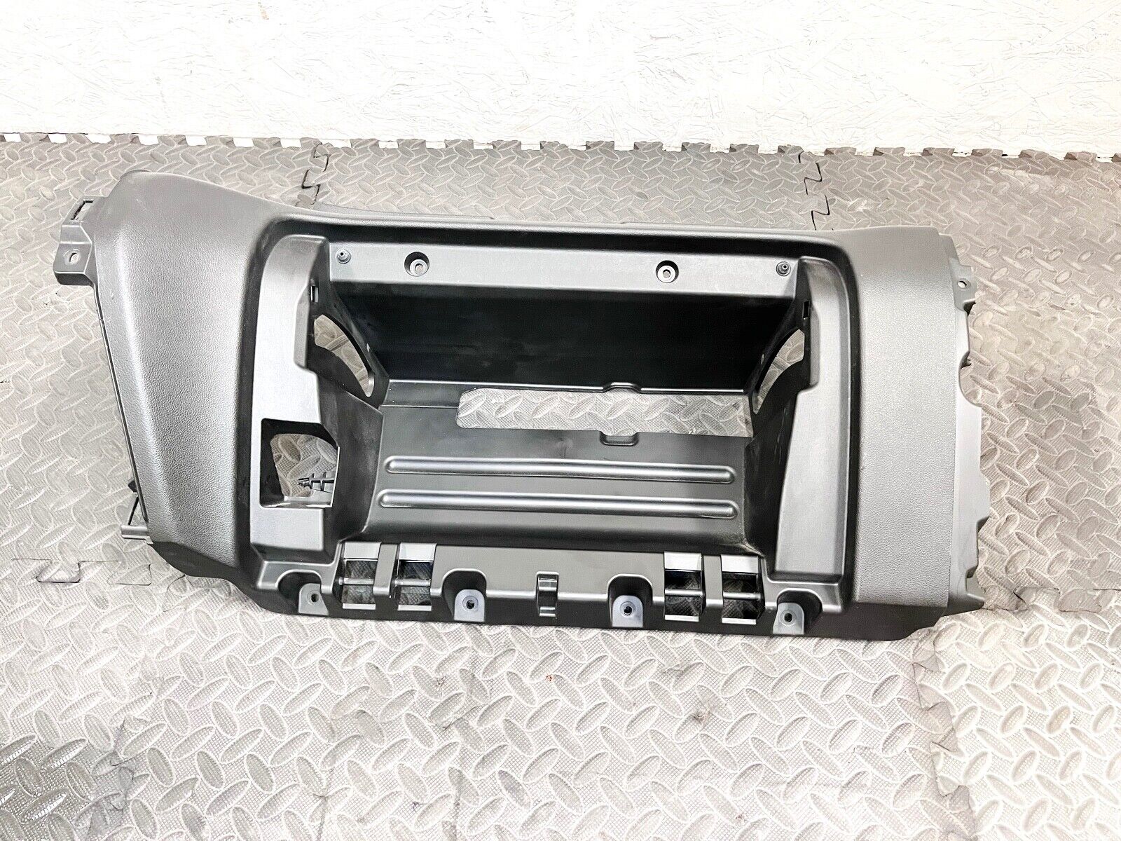 19-23 GMC SIERRA 2500 3500 HD DASHBOARD GLOVE BOX STORAGE COMPARTMENT TRIM OEM