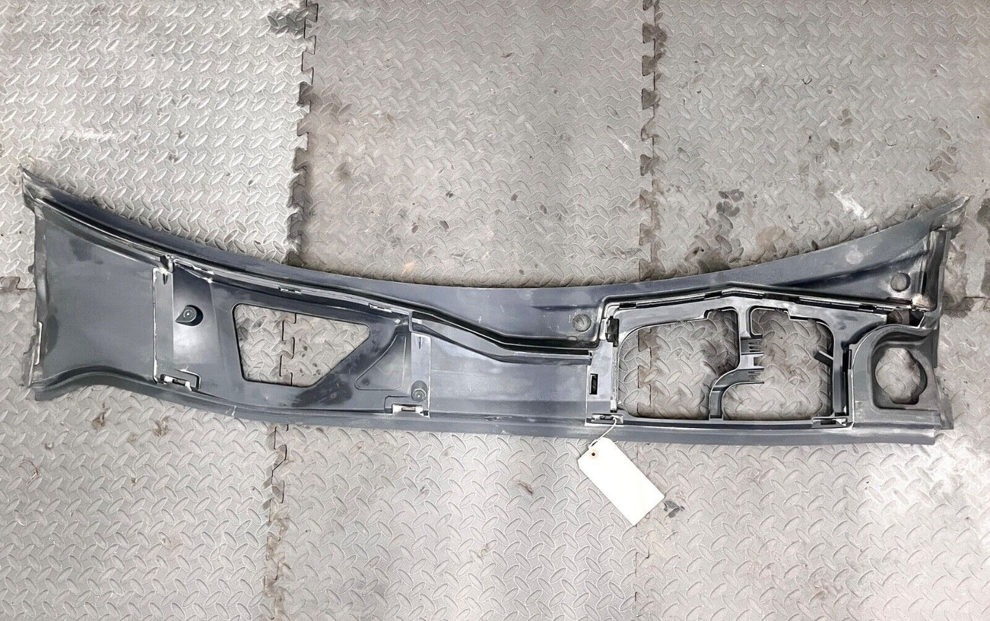 16-20 BENTLEY BENTAYGA WINDSHIELD WIPER COWL MOLDING COVER PANEL GRILLE TRIM OEM