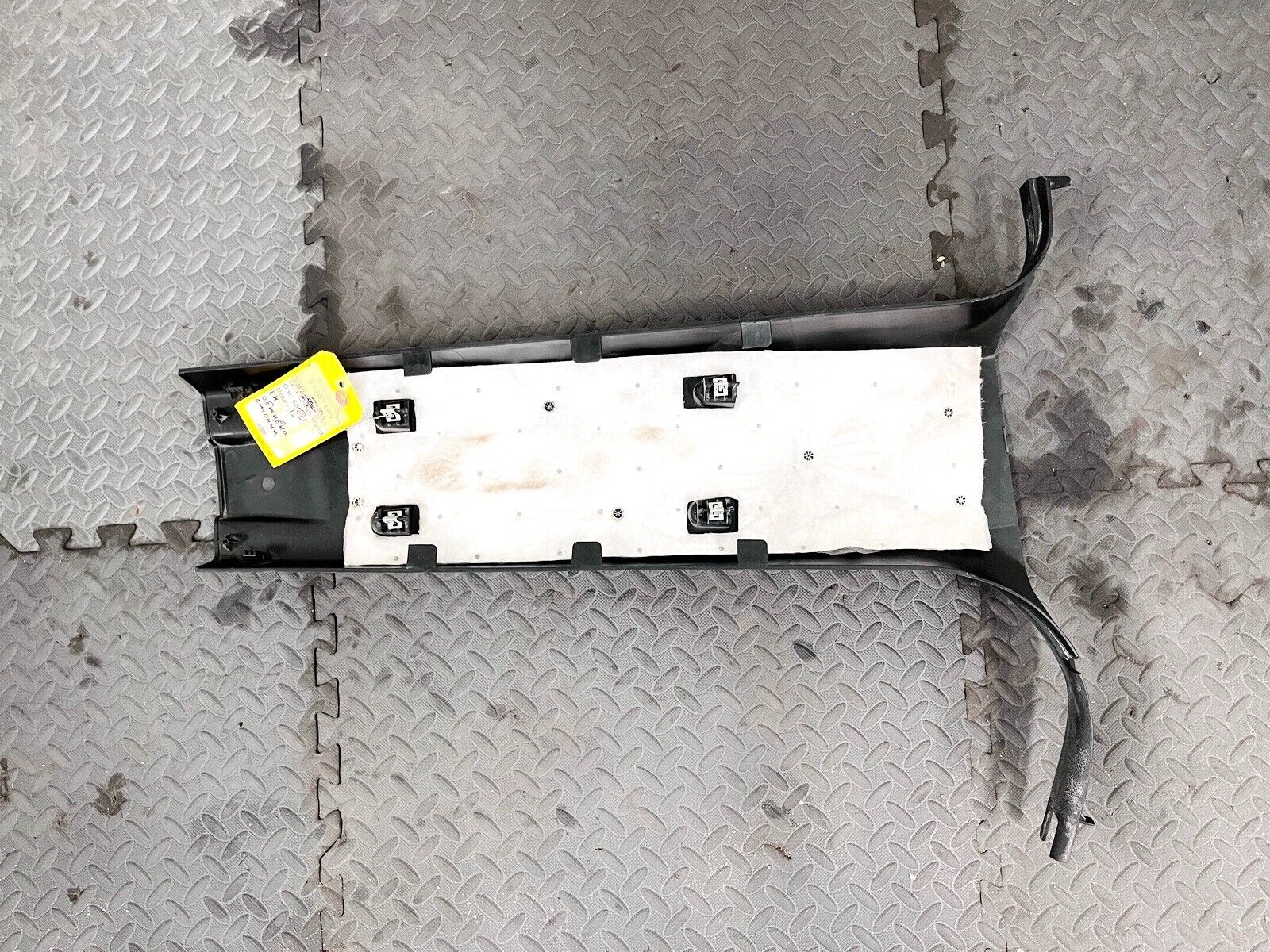 13-18 DODGE RAM 1500-3500 LEFT LH LOWER CENTER B PILLAR TRIM PANEL COVER OEM